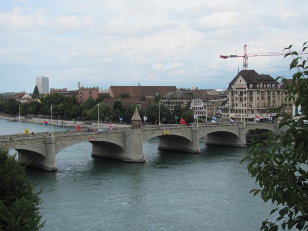 0666 19 augustus, uitzicht op de Mittlere Rheinbrucke, Basel (Zwitserland)